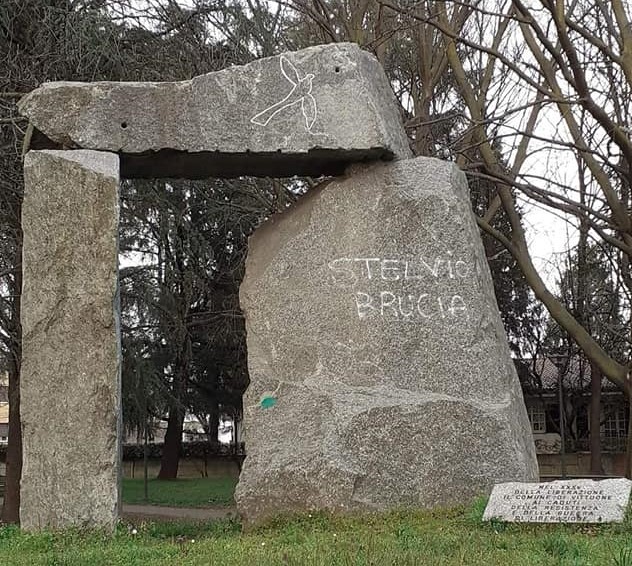 Vandali imbrattano il Monumento alla Resistenza