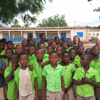 Maristella Bigogno con i bambini della missione in Togo