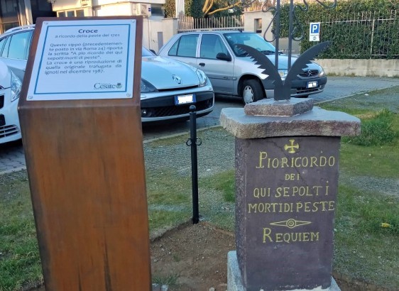 La targa in memoria delle vittime della peste