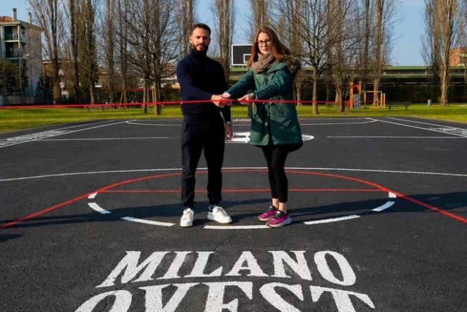 La casa discografica rimette a nuovo il campo da basket