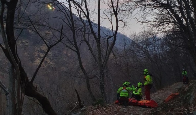 Perdono l’orientamento lungo il sentiero ghiacciato: salvati due giovani escursionisti