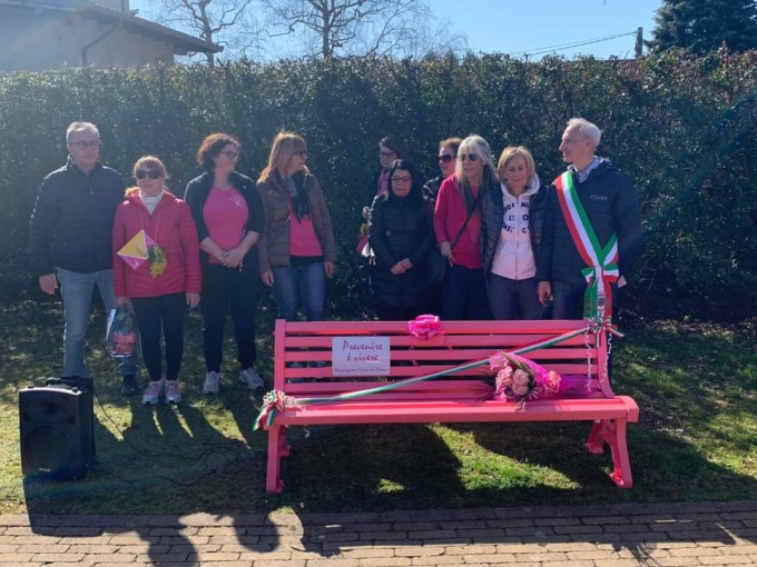 Successo per l’inaugurazione della panchina rosa