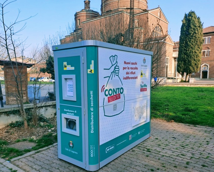 Un nuovo distributore per sacchi con microchip in città