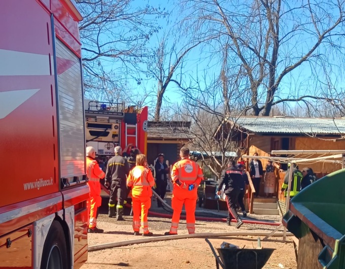 Incendio al campo nomadi: soccorsa una giovane