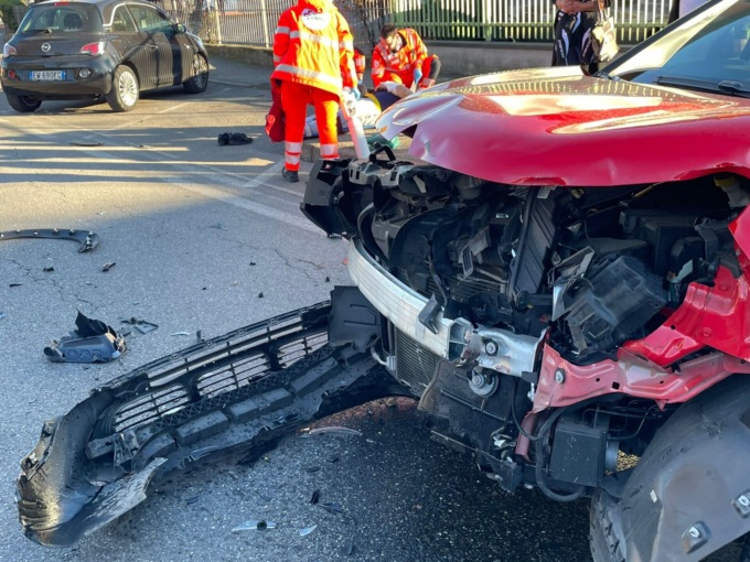 Scontro tra auto e moto sul Sempione: centauro in ospedale