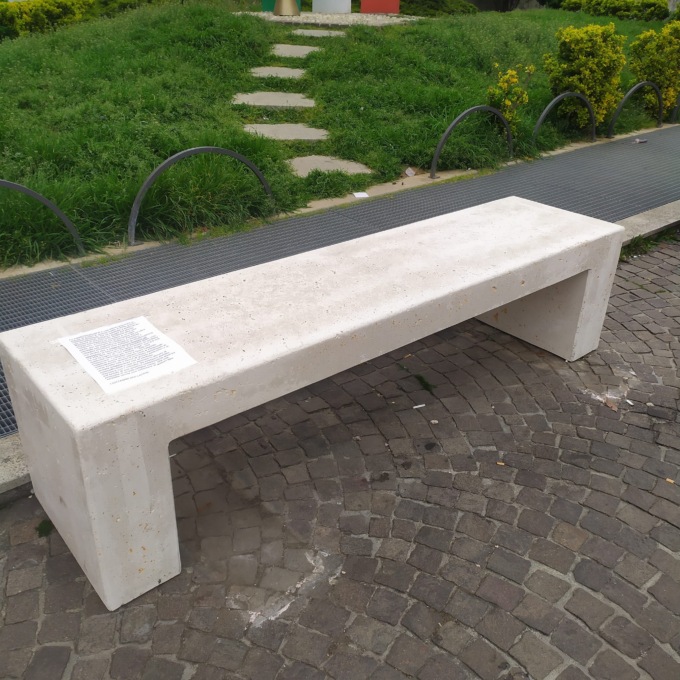 Crociata contro le panchine “che sembrano bare”
