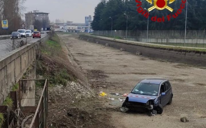 Auto finisce nel Naviglio… ma il conducente non c’è