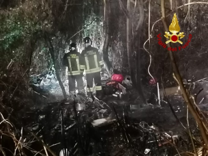 Va a fuoco una baracca: un morto e una donna ustionata