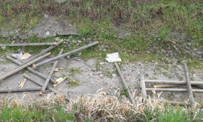 I vandali colpiscono la staccionata della ciclopedonale di via Piemonte