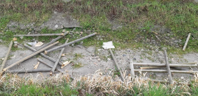 I vandali colpiscono la staccionata della ciclopedonale di via Piemonte