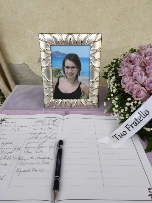 Il commosso saluto alla giovane Erika