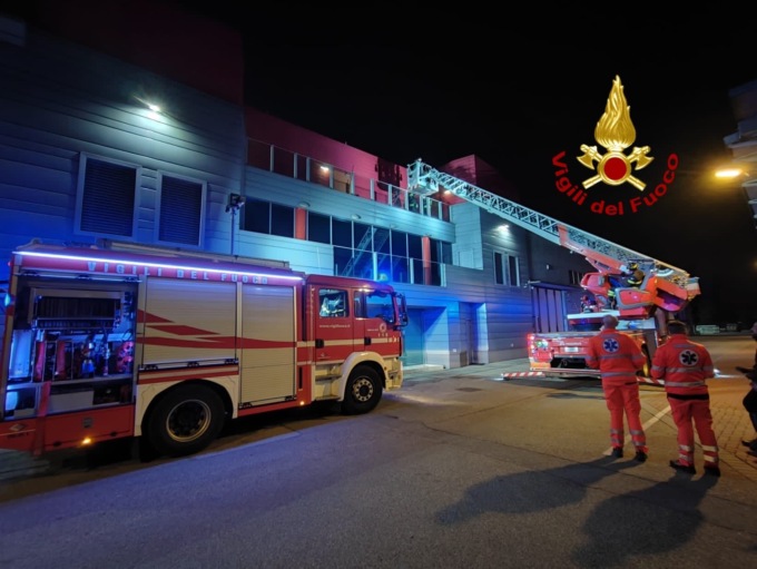 Incendio in azienda: addetta alle pulizie salvata dai pompieri
