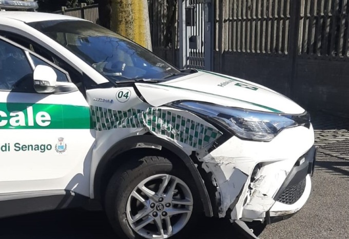 La pattuglia stava andando a rilevare un incidente e un automezzo la centra in pieno