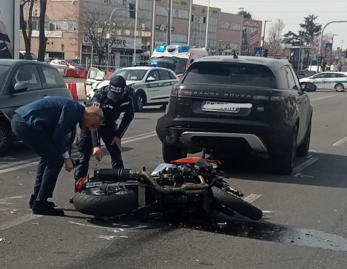 Cade dalla moto: 20enne lotta fra la vita e la morte