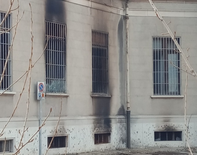 All’ex ospedale danno fuoco ai rifiuti: sul posto i Vigili del Fuoco