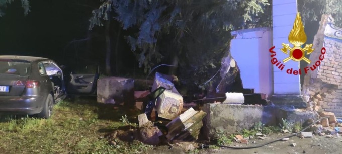 Finiscono contro un muro di recinzione: quattro ventenni in fin di vita