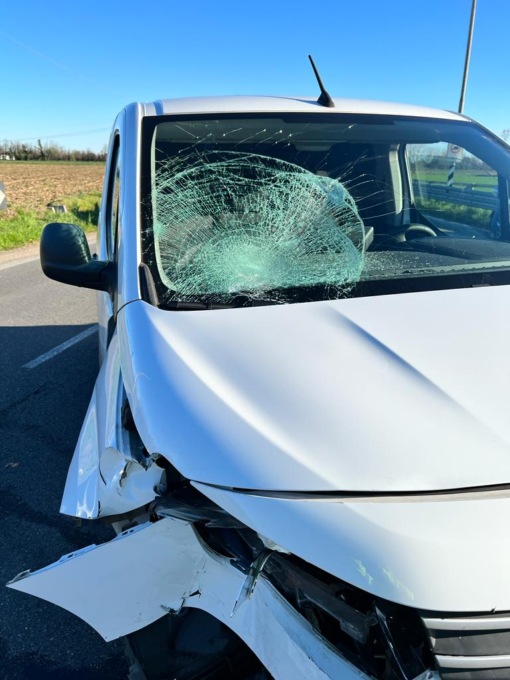 Schianto tra una moto e un furgone: 20enne soccorso con l'elicottero