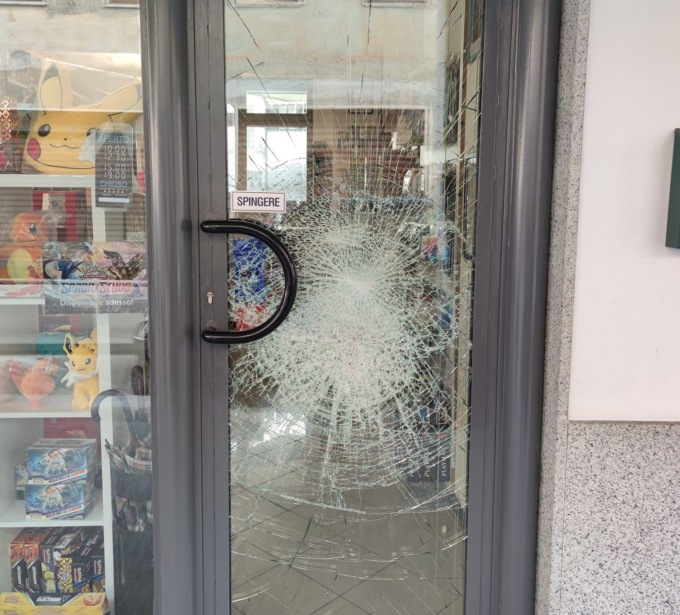 Assalto notturno alla fumetteria: colpo sfumato ma danni e rabbia
