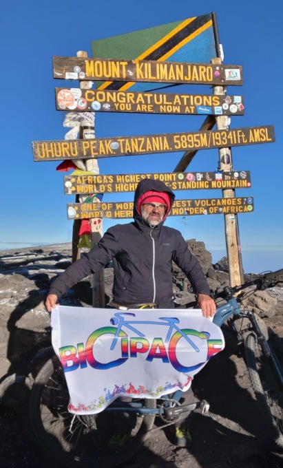 In bicicletta sulla cima del Kilimangiaro