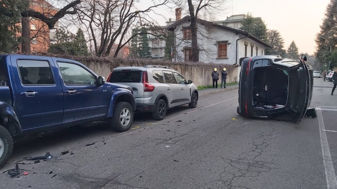 Auto ribaltata: paura per una 55enne