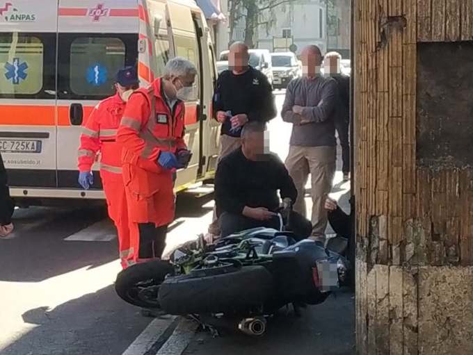 Ennesimo incidente all’incrocio “maledetto”, giovane ferito