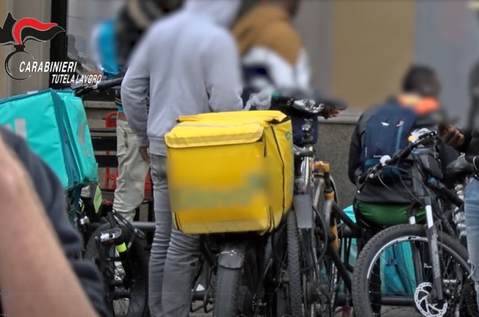 Rider sfruttati, scoperto un nuovo “caporalato digitale”