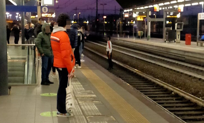 Ragazzi si fanno selfie sui binari, follia in stazione
