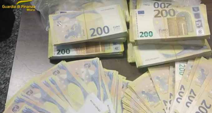 Fa la spesa con banconote false, denunciata