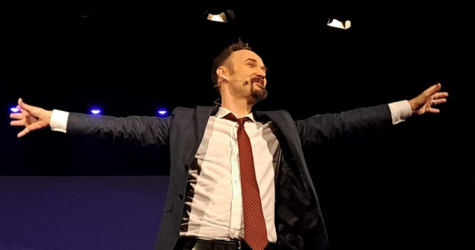 Il mentalista Francesco Tesei torna e incanta Legnano