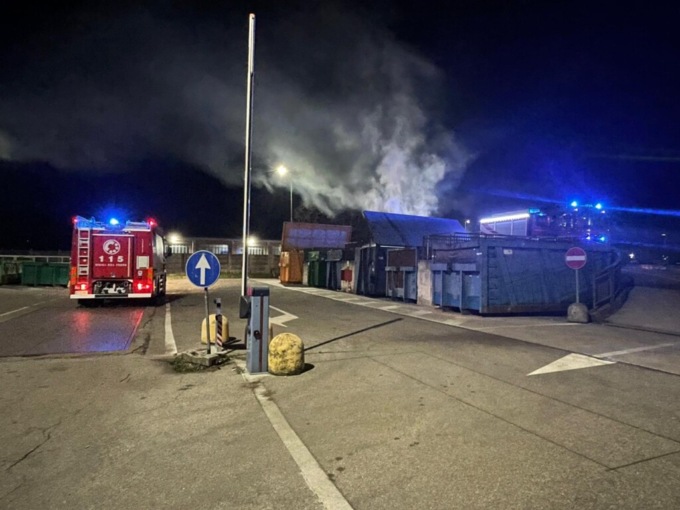 Mozzicone nel cassonetto del verde: incendio alla piattaforma ecologica