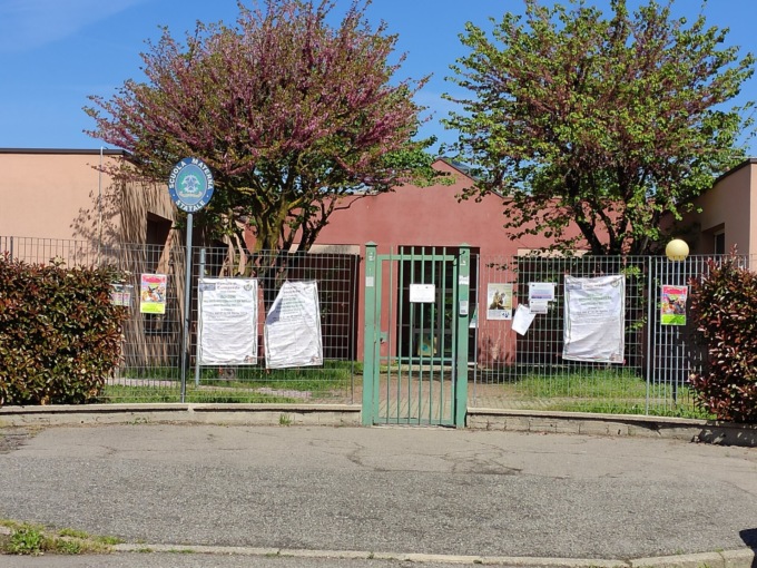 Infiltrazioni all’asilo, cadono due pannelli in aula