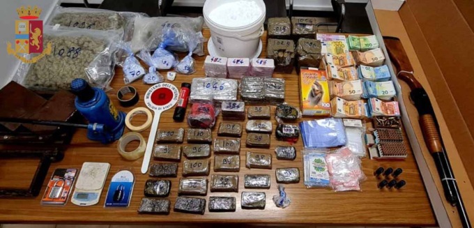 44enne in manette: in casa armi, droga e 70mila euro