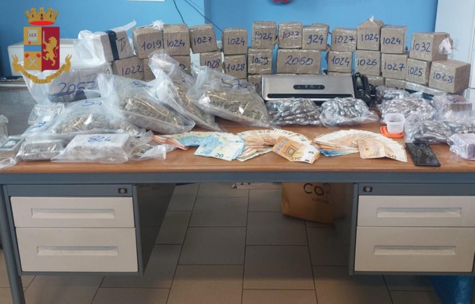 Deteneva più di 50kg di hashish: pusher in manette