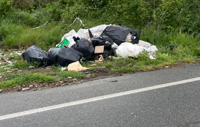 Abbandono rifiuti, beccati e multati