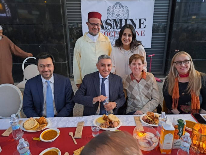 Trecento persone alla tavola multiculturale in piazza Morelli a Legnano