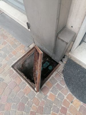 Bambino cade nel tombino: tanto spavento