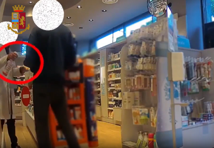 Rapina la farmacia e cancella le impronte con il disinfettante