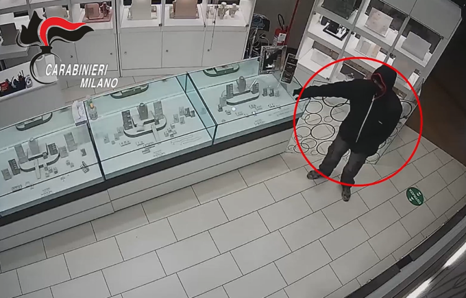 Rapina in gioielleria: incastrato il quarto complice grazie all’anello regalato alla ex