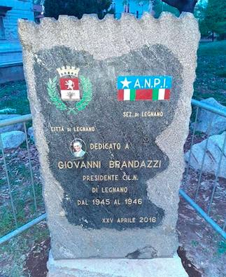 La lapide dedicata al partigiano Giovanni Brandazzi è tornata al suo posto