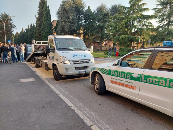 Magenta: paura per una donna barricata in auto