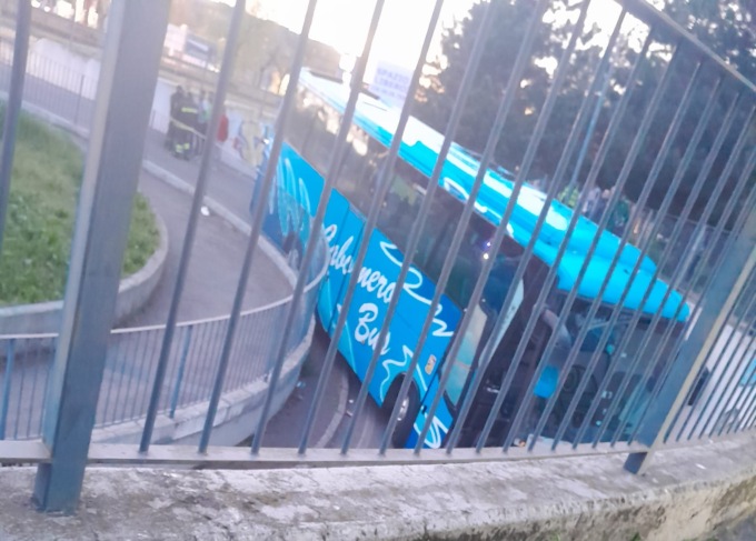 Autobus imbocca il sottopasso e rimane incastrato