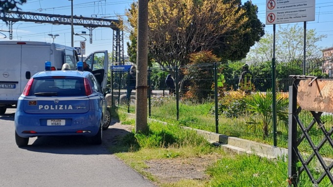 Donna finisce sotto un treno: tragica morte per una 62enne