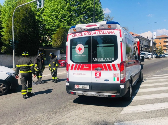 Incidente fra un’auto e un furgone: conducenti trasportati in ospedale