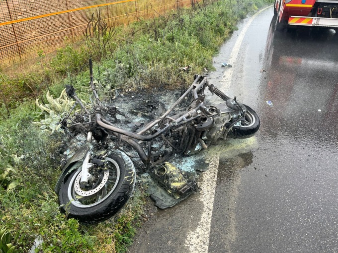 Scende dalla moto prima che vada in fiamme: salvo per miracolo