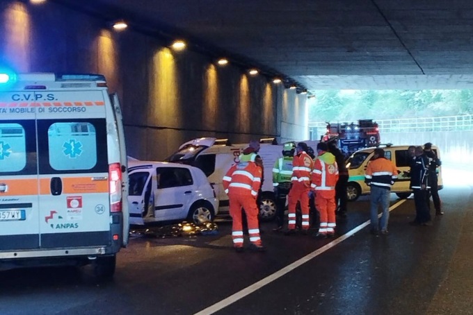 Frontale fra due auto: diciannovenne di Pregnana perde la vita