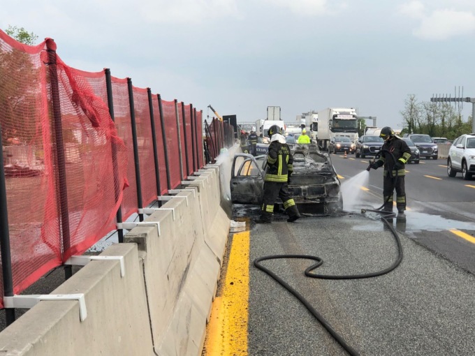 Auto in fiamme sull’A8: traffico in tilt per molte ore