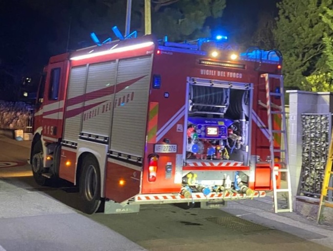 Veranda in fiamme: uomo ustionato