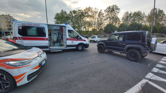 Auto fugge dopo l’incidente, finanziere aiuta la Polizia locale a trovarla