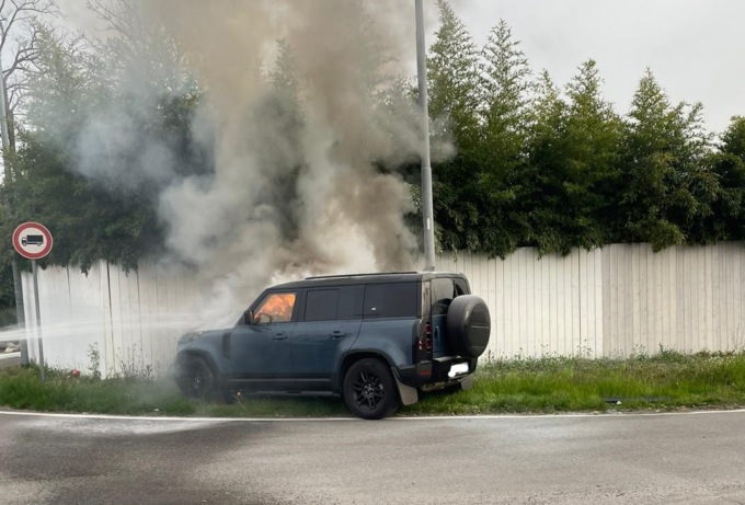 Auto in fiamme, si salvano papà e figlio di 5 anni