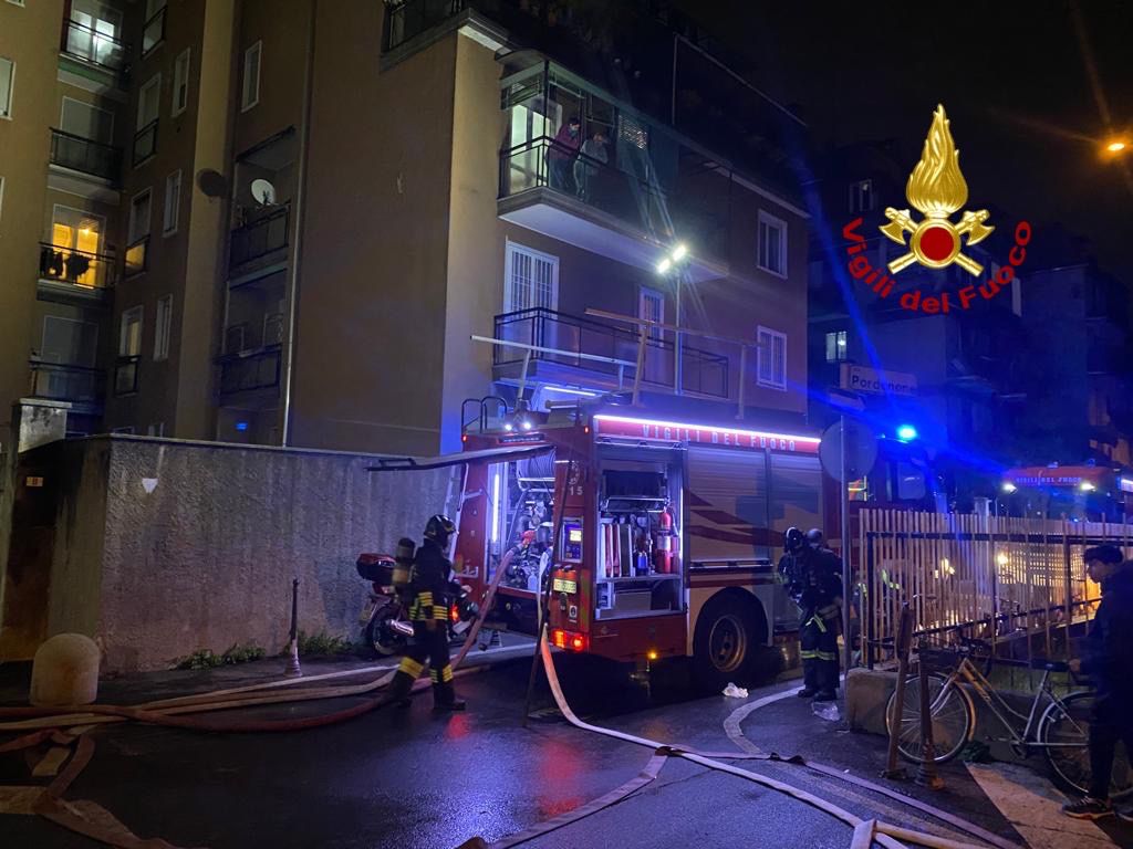 Baranzate incendio appartamento palazzina terzo piano vigili del fuoco pompieri